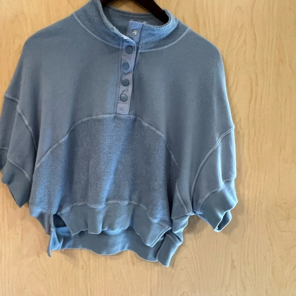 Urban Outfitters BDG Cropped Sweater  - Oversized Small - Like new condition - Picture 2 of 6